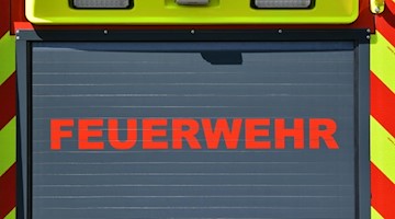 Der Schriftzug «Feuerwehr» ist auf einem Einsatzfahrzeug angebracht. Foto: Martin Schutt/dpa-Zentralbild/dpa/Archivbild