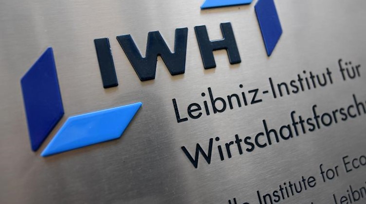 Blick auf das Logo des Leibniz-instituts für Wirtschaftsforschung Halle (IWH). Foto: Hendrik Schmidt/dpa-Zentralbild/dpa/Archivbild