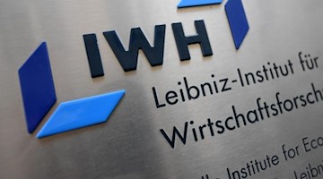Blick auf das Logo des Leibniz-instituts für Wirtschaftsforschung Halle (IWH). Foto: Hendrik Schmidt/dpa-Zentralbild/dpa/Archivbild