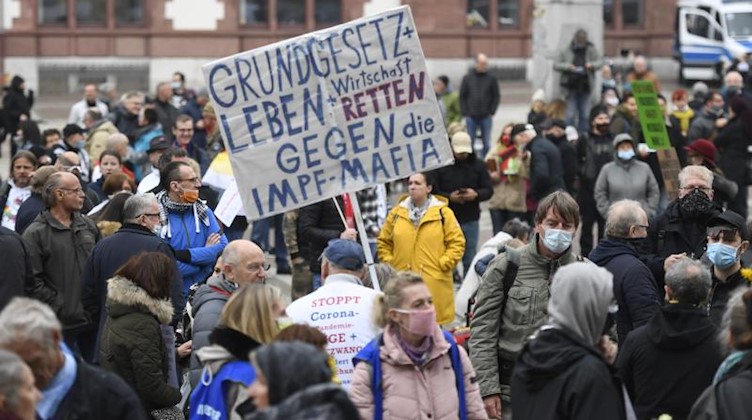 «Querdenker» demonstrieren in einer Innenstadt. Foto: Roberto Pfeil/dpa/Symbolbild