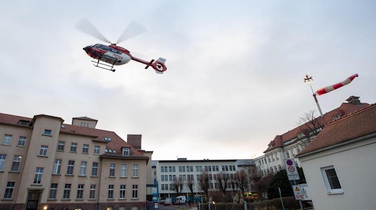 Ein Notarzthubschrauber landet vor dem Klinikum Oberlausitzer Bergland in Zittau. Foto: Daniel Schäfer/dpa-Zentralbild/dpa