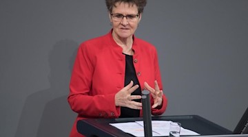 Sabine Zimmermann (Die Linke) spricht. Foto: Jörg Carstensen/dpa/Archivbild
