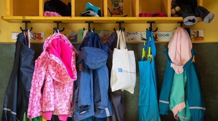 Jacken und Taschen hängen im Eingangsbereich eines Kindergartens. Foto: Monika Skolimowska/dpa-Zentralbild/dpa/Symbolbild