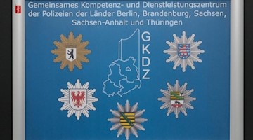 Ein Schild des Gemeinsamen Kompetenz- und Dienstleistungszentrums. Foto: Sebastian Willnow/zb/dpa/Archivbild