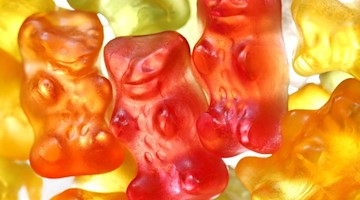 Gummibärchen von Haribo liegen auf einem Tisch. Foto: Martin Gerten/dpa