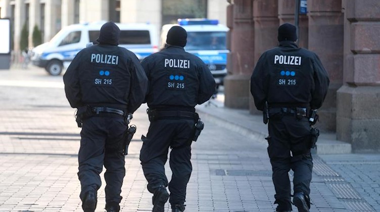 Polizisten gehen durch die Leipziger Innenstadt. Foto: Sebastian Willnow/dpa-Zentralbild/dpa