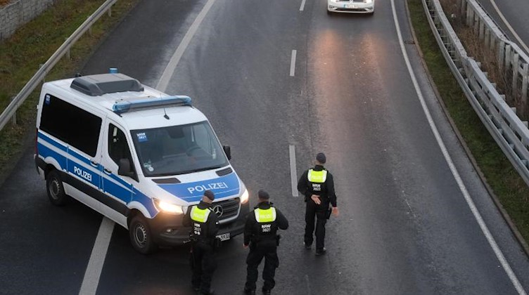 Polizisten kontrollieren am Leipziger Stadtrand Fahrzeuge und Insassen. Foto: Sebastian Willnow/dpa-Zentralbild/dpa