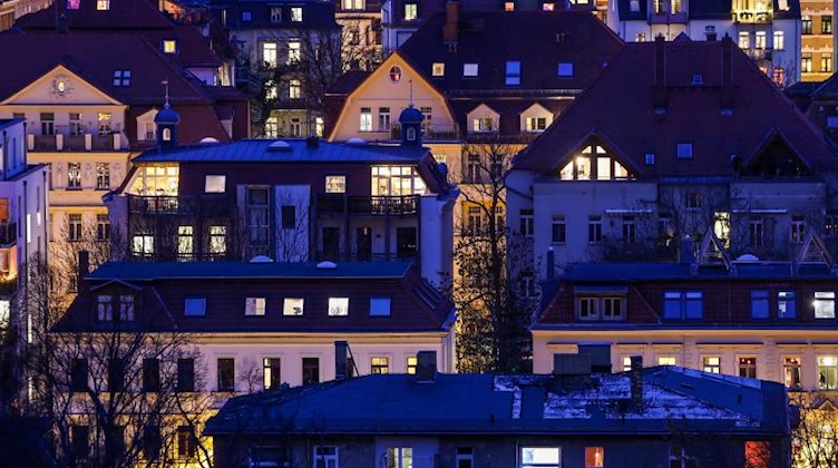 Hell erleuchtet sind die Fenster von Wohnhäusern in der Südvorstadt. Foto: Jan Woitas/dpa-Zentralbild/dpa/Archiv