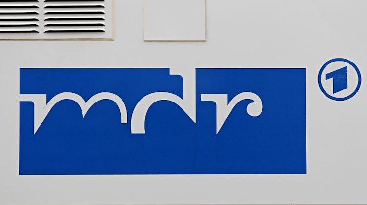 Das Logo des MDR ist auf einem Übertragungswagen zu sehen. Foto: Jan Woitas/dpa-Zentralbild/dpa/Symbolbild