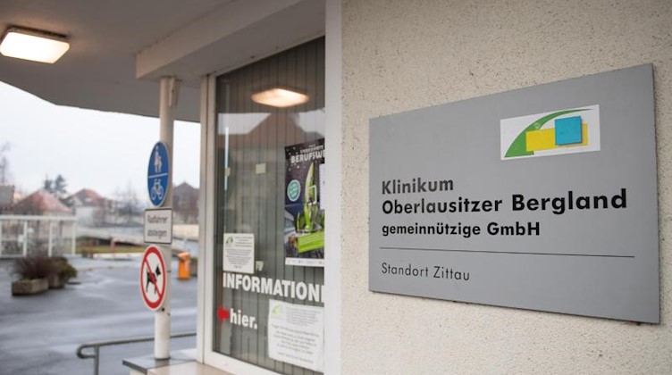 Der Haupteingang des Klinikum Oberlausitz Bergland. Foto: Sebastian Kahnert/dpa-Zentralbild/dpa/Symbolbild