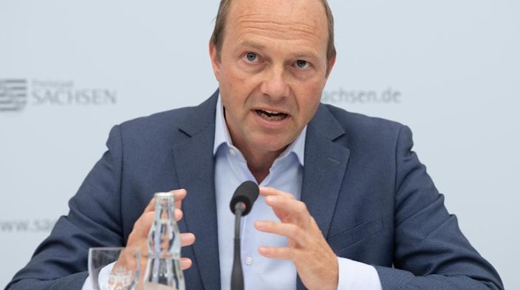 Umwelt- und Agrarminister Wolfram Günther (Grüne) spricht bei einer Pressekonferenz. Foto: Sebastian Kahnert/dpa-Zentralbild/dpa/Archivbild