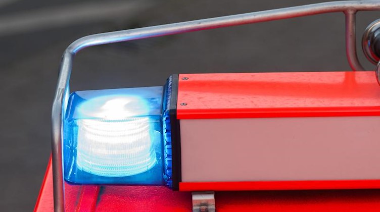 Ein Fahrzeug der Feuerwehr fährt mit Blaulicht über eine Straße. Foto: Daniel Bockwoldt/dpa/Symbolbild