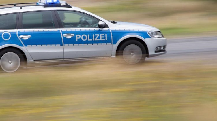 Ein Streifenwagen fährt mit Blaulicht über eine Straße. Foto: Friso Gentsch/dpa/Symbolbild