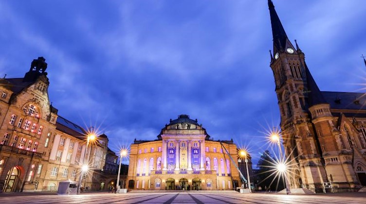 Das Opernhaus ist nach der Ernennung von Chemnitz als Kulturhauptstadt 2025 mit Transparenten geschmückt. Foto: Jan Woitas/dpa-Zentralbild/dpa/Archivbild