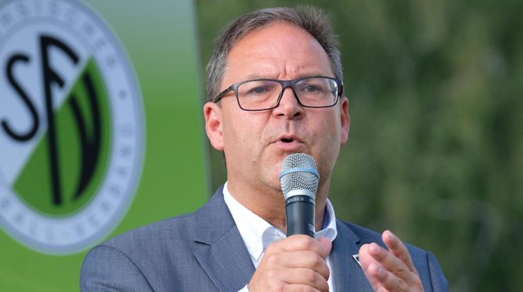 Hermann Winkler, Präsident des des Sächsischen Fußballverbandes (SFV), spricht. Foto: Sebastian Willnow/dpa-Zentralbild/dpa