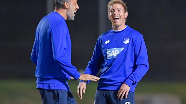 Pellegrino Matarazzo (l) und Julian Nagelsmann, damaliges Trainerteam bei Hoffenheim. Foto: Uwe Anspach/dpa/Archivbild