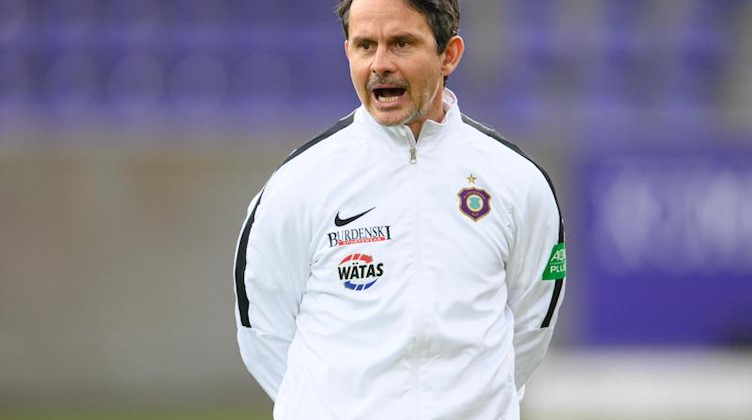 Aues Trainer Dirk Schuster. Foto: Robert Michael/dpa-Zentralbild/dpa/Archivbild