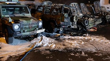 Ausgebrannte Geländewagen der Bundeswehr. Foto: Sebastian Willnow/dpa-Zentralbild/dpa