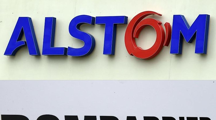 Die Bildkombo zeigt die Logos von Alstom und Bombardier. Foto: Pascal Guyot/AFP/dpa/Symbolbild