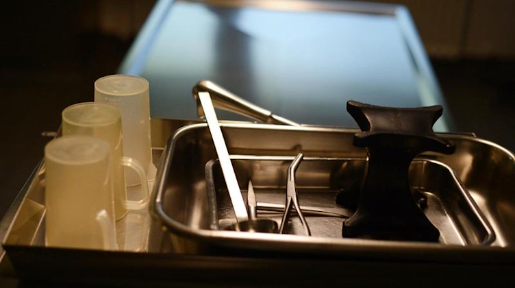 Obduktionsinstrumente und Zubehör liegen auf einem Tisch. Foto: Jens Kalaene/dpa-Zentralbild/ZB/Symbolbild