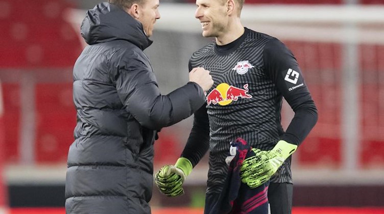 Leipzigs Trainer Julian Nagelsmann (l) und Torwart Peter Gulacsi. Foto: Tom Weller/dpa