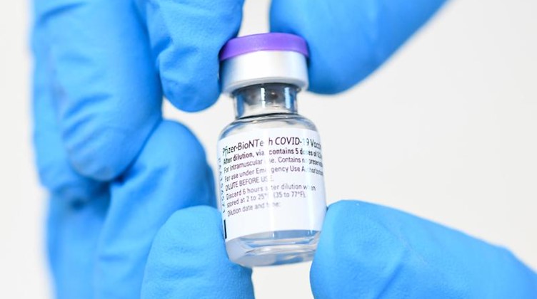 Ein Fläschchen mit dem Impfstoff von Biontech/Pfizer wird gezeigt. Foto: Tobias Hase/dpa/Symbolbild
