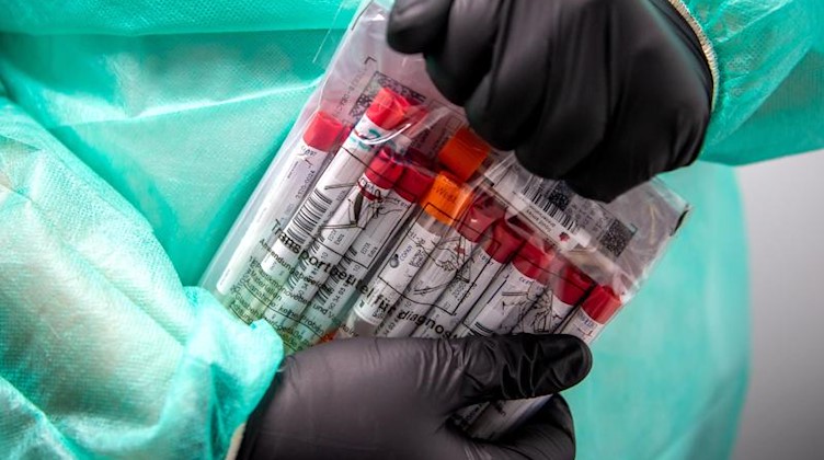 Proben für einen PCR-Test werden von einem Laboranten verpackt. Foto: Sina Schuldt/dpa/Symbolbild