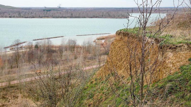 Blick über den Störmthaler See mit einer Steilböschung. Foto: Jan Woitas/dpa-Zentralbild/ZB/Archivbild