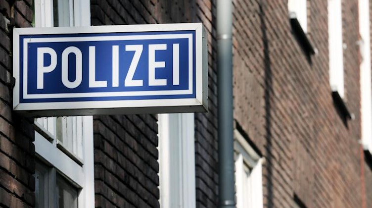 Ein Polizei-Schild hängt an einem Polizeipräsidium. Foto: Roland Weihrauch/dpa/Symbolbild