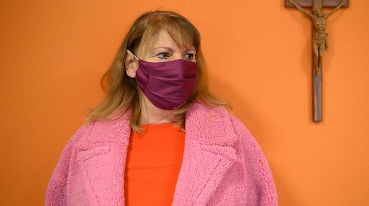 Petra Köpping (SPD), Gesundheitsministerin von Sachsen, schaut in die Runde. Foto: Robert Michael/dpa-Zentralbild Pool/dpa