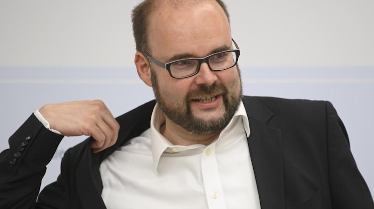 Christian Piwarz (CDU), Kultusminister von Sachsen, kommt zu einer Pressekonferenz. Foto: Robert Michael/dpa-Zentralbild/dpa/Archivbild