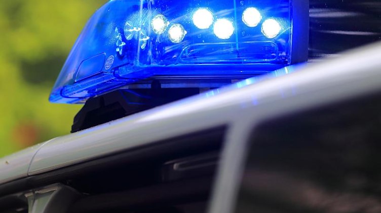 Ein Fahrzeug der Polizei ist mit Blaulicht im Einsatz. Foto: Jens Wolf/dpa-Zentralbild/dpa