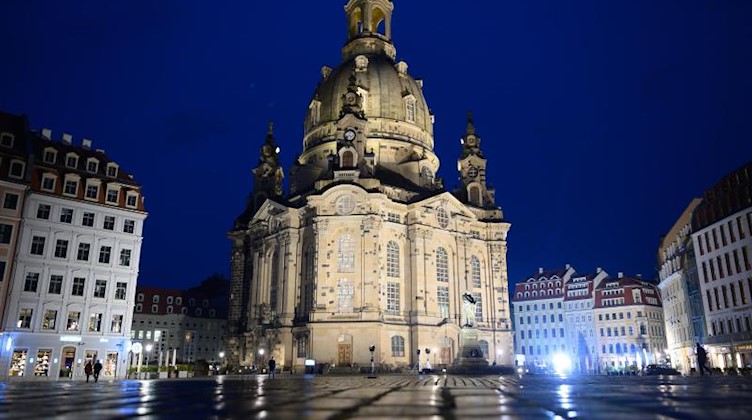 Die Dresdner Frauenkirche ist hell erleuchtet. Foto: Sebastian Kahnert/dpa-Zentralbild/dpa/Archivbild