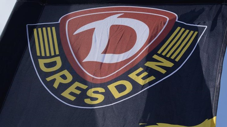Eine Fahne mit dem Logo von Dynamo Dresden. Foto: Robert Michael/dpa-Zentralbild/dpa/Archivbild