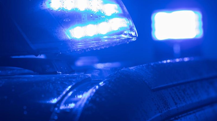 Blaulichter leuchten auf einem Streifenwagen der Polizei. Foto: Jens Büttner/zb/dpa/Archivbild