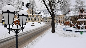 Leer sind die Straßen im verschneiten Oberwiesenthal. Foto: Hendrik Schmidt/dpa-Zentralbild/dpa