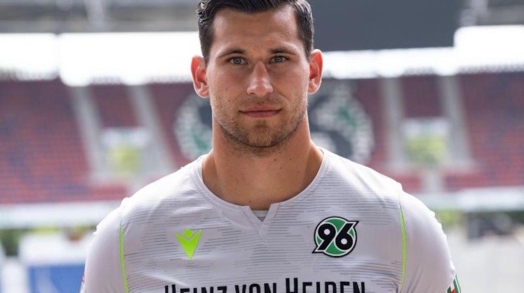 Torwart Philipp Tschauner, hier im Trikot von Hannover 96. Foto: Peter Steffen/dpa/Archiv
