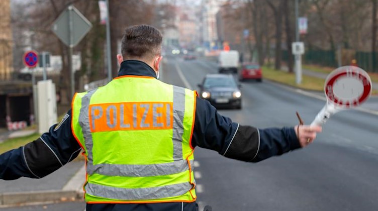 Ein Polizist winkt einen Autofahrer aus dem Verkehr. Foto: Daniel Schäfer/dpa-Zentralbild/dpa/Symbolbild