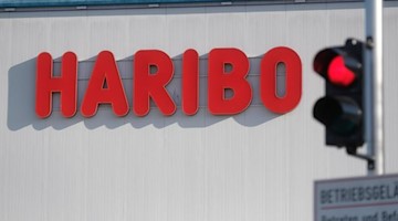 Eine Ampel am Eingang zum Haribo-Werk leuchtet rot. Foto: Sebastian Willnow/dpa-Zentralbild/dpa/Symbolbild