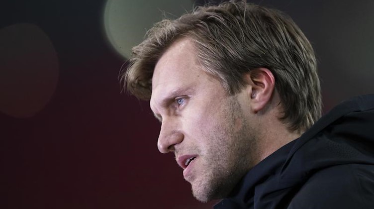 RB Leipzigs Sportdirektor Markus Krösche steht vor dem Spiel im Stadion. Foto: Tom Weller/dpa/Archivbild