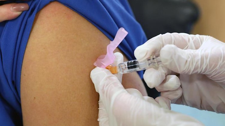 Eine Mitarbeiterin wird geimpft. Foto: Bernd Wüstneck/dpa-Zentralbild/dpa/Archivbild