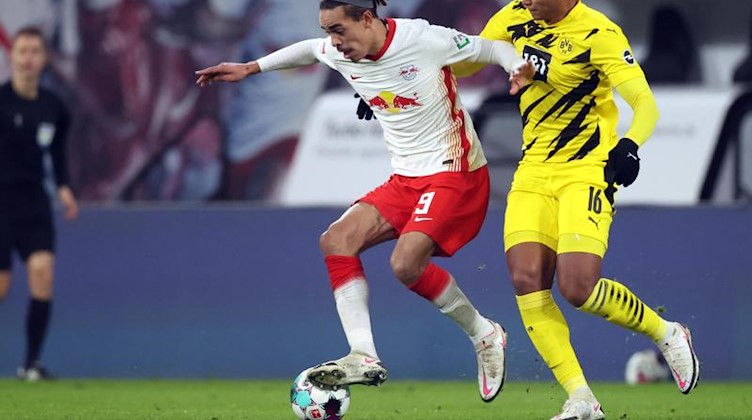 Leipzigs Yusuf Poulsen und Dortmunds Manuel Akanji (l-r.) im Duell um den Ball. Foto: Jan Woitas/dpa