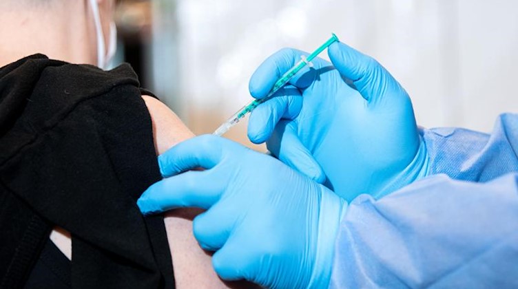 Eine Frau wird gegen das Corona-Virus geimpft. Foto: Sina Schuldt/dpa/Symbolbild