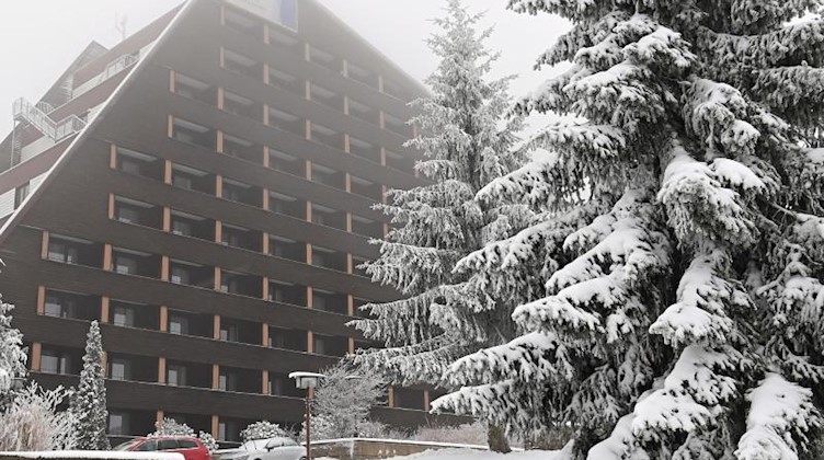 Ein Hotel mitten im verschneiten Skigebiet Schöneck. Foto: Hendrik Schmidt/dpa-Zentralbild/dpa