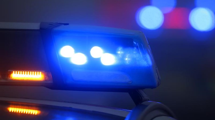 Ein Blaulicht leuchtet auf einem Polizeifahrzeug. Foto: Karl-Josef Hildenbrand/dpa/Symbolbild