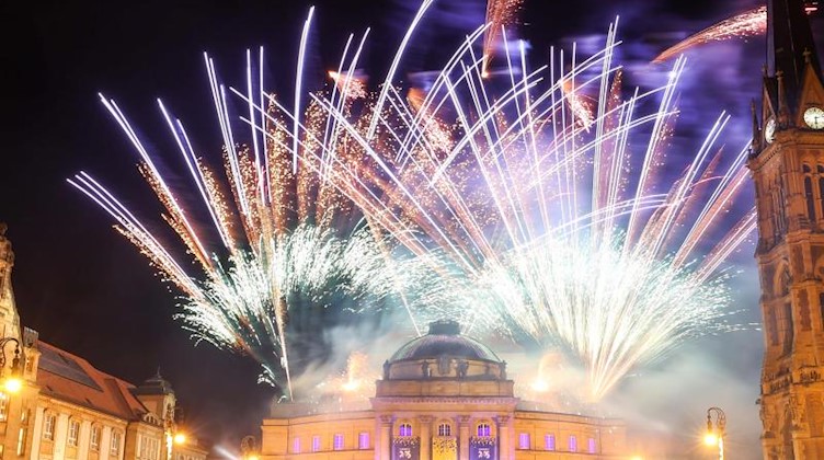 Mit einem Feuerwerk auf Theaterplatz feiern die Chemnitzer die Ernennung als Kulturhauptstadt 2025. Foto: Jan Woitas/dpa-Zentralbild/dpa/Archivbild