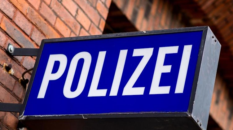 Der Schriftzug «Polizei» auf einem Schild am Gebäude einer Polizeiinspektion. Foto: picture alliance / Hauke-Christian Dittrich/dpa/Archivbild