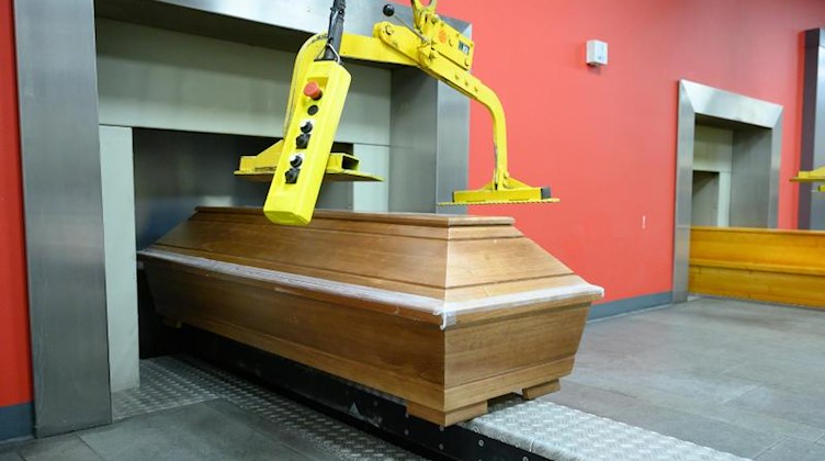Särge stehen im Krematorium Dresden-Tolkewitz vor dem Einäscherungsofen. Foto: Sebastian Kahnert/dpa-Zentralbild/dpa/Archivbild