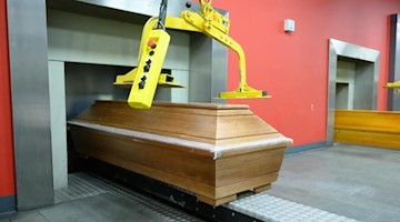 Särge stehen im Krematorium Dresden-Tolkewitz vor dem Einäscherungsofen. Foto: Sebastian Kahnert/dpa-Zentralbild/dpa/Archivbild