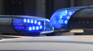 Die Blaulichter sind auf den Dächern von Polizeifahrzeugen zu sehen. Foto: Carsten Rehder/dpa/Symbolbild